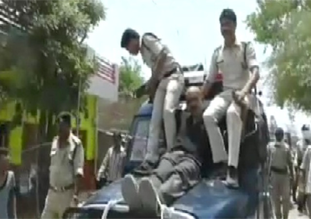 वर्दी का रौबः पुलिस पर हमले के आरोपी का सर गंजा कर पूरे शहर में घुमाया