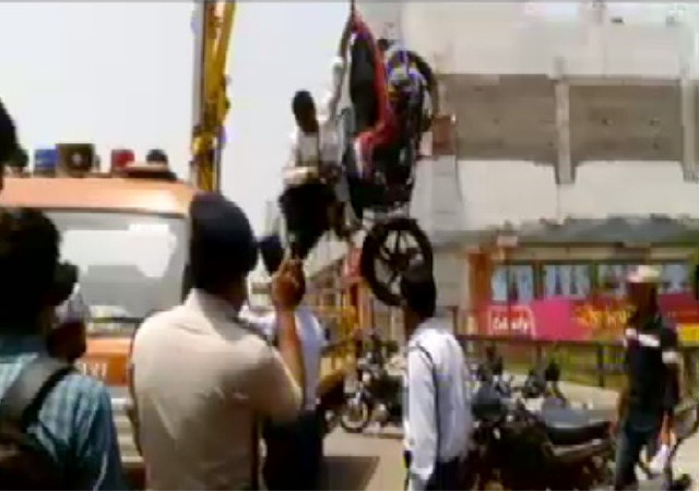 रायपुर में ट्रैफिक पुलिस का कारनामाः बाइक समेत युवक को क्रेन से उठाया