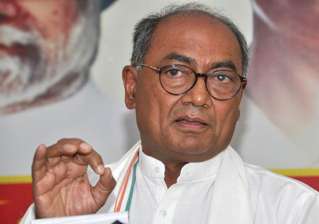 कार्यक्रम में बैनर-पोस्टर लेकर खड़े लोगों पर नाराज हुए दिग्विजय सिंह
