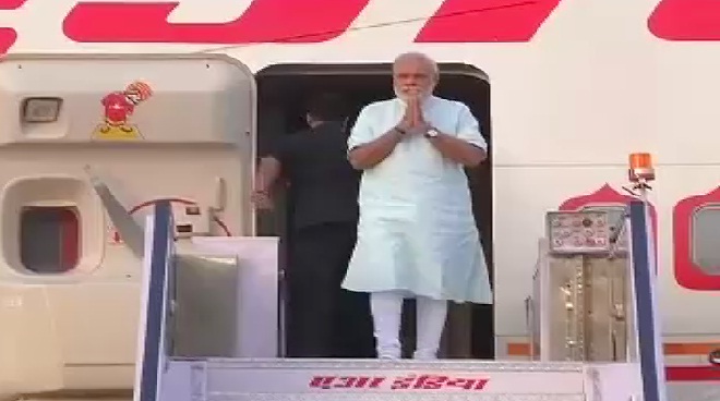 स्वदेश लौटे पीएम मोदी, एयरपोर्ट पर जोरदार स्वागत