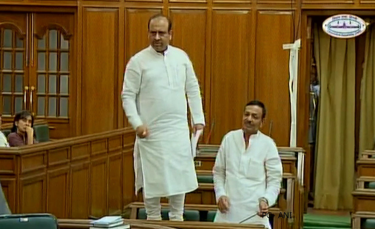 टैंकर घोटाले को लेकर दिल्ली विस में हंगामा, टेबल पर खड़े हो गए भाजपा MLA