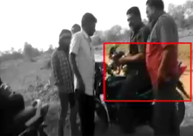 छतरपुर: जुआरियों से रिश्वत लेते कैमरे में कैद हुए पुलिसकर्मी
