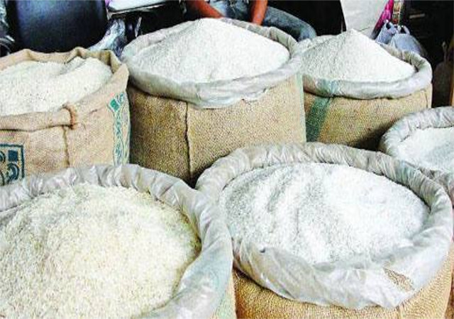 इंद्रावती नदी पार के लोगों के लिए जिला प्रशासन दे रहा राशन