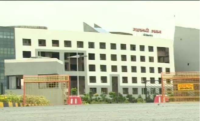 टैक्सी  संचालकों की मनमानी का मामला, एयरपोर्ट प्रबंधन को कलेक्टर ने दिए निर्देश