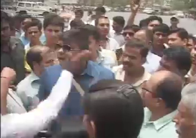 इंदौर: प्रदर्शन कर रहे लोगों को समझाने पहुंचे अपर आयुक्त को जड़ा थप्पड़