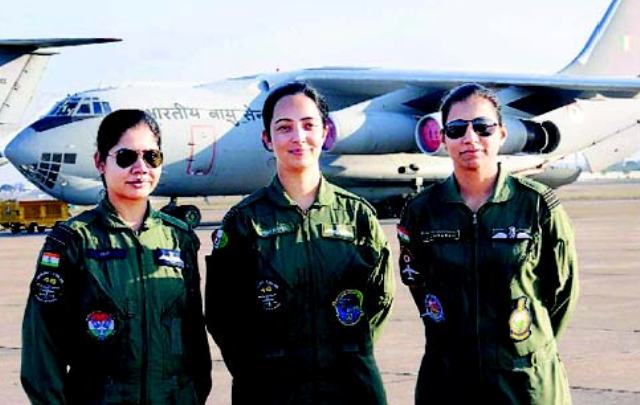 देश में पहली बार तीन महिला पायलट लड़ाकू बेड़े में शामिल