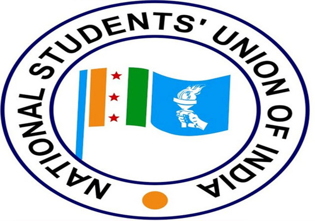 NSUI के कार्यकर्ताओं ने जीयू में किया प्रदर्शन, बस और बाइक में लगाई आग