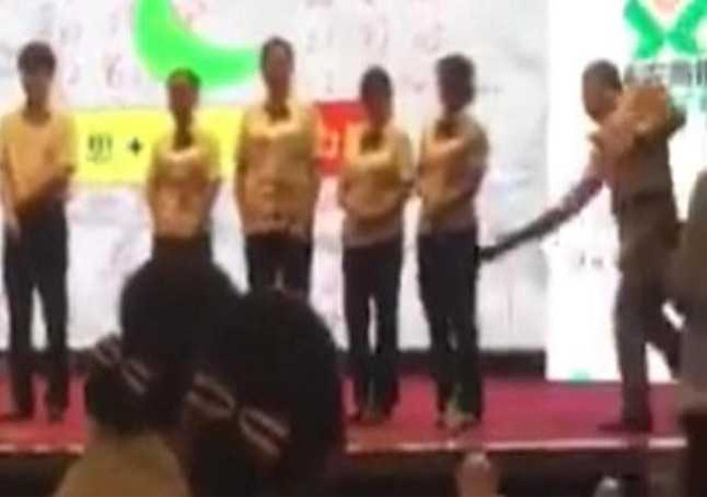 टारगेट पूरा नहीं हुआ तो बॉस ने अपने कर्मचारियों को छड़ी से पीटा, VIDEO वायरल