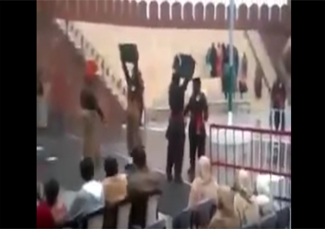 Viral Video: रिट्रीट सेरेमनी के दौरान भारत-पाक सैनिकों में हाथापाई