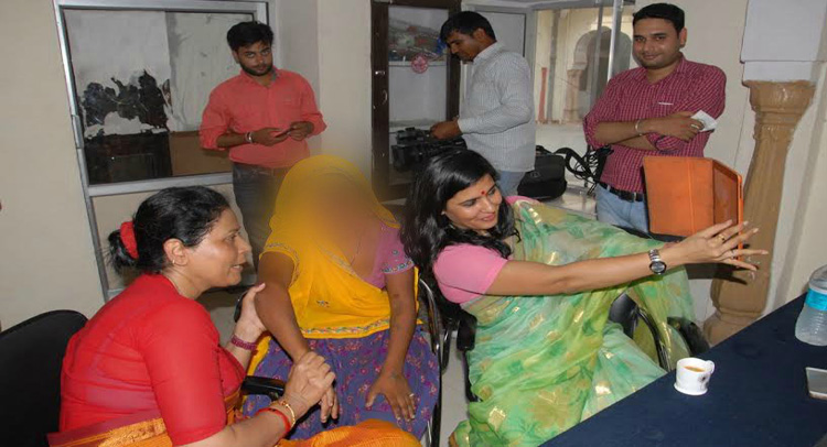 रेप पीड़ित से सेल्फी लेने का मामला, सौम्या गुर्जर ने दिया इस्तीफा