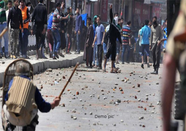 J&K: ईद के मौके पर बवाल, पाकिस्तान का झंडा फहराया