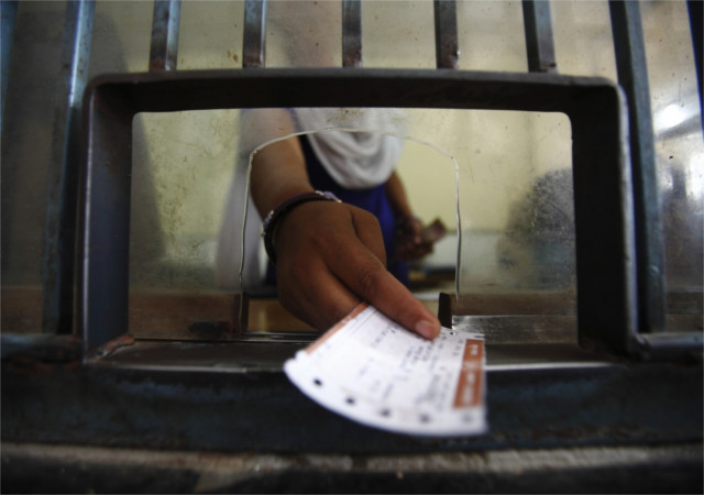 बिना आधार के नहीं मिलेगा ट्रेन का टिकट!