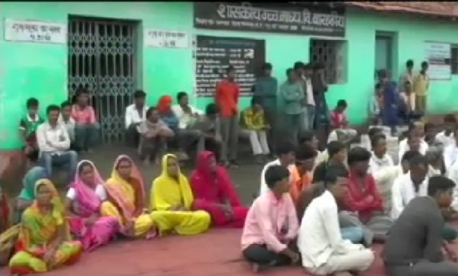 छिंदवाड़ा: स्कूल बिल्डिंग और शिक्षकों की मांग को लेकर ग्रामीणों का प्रदर्शन