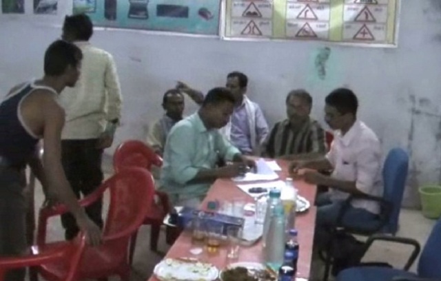 धमतरी: स्कूल बना अय्याशी का अड्डा, शराब खोरी करते पकड़े गए पंच-सरपंच और जनपद CEO