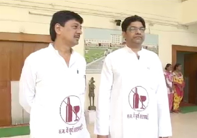 जब शराब बंदी के समर्थन वाले कुर्ता पहनकर छत्तीसगढ़ विधानसभा पहुंचे MLA