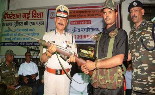 रांची: 25 लाख का इनामी का नक्सली बड़ा विकास ने किया सरेंडर