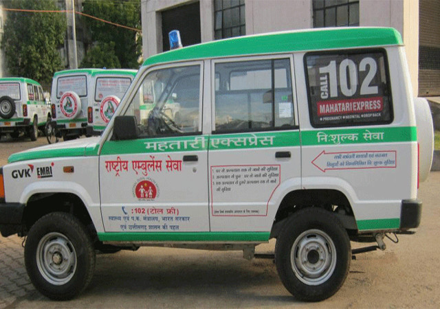 बारिश बनी मुसीबत, नाले के किनारे कराना पड़ा महिला का प्रसव