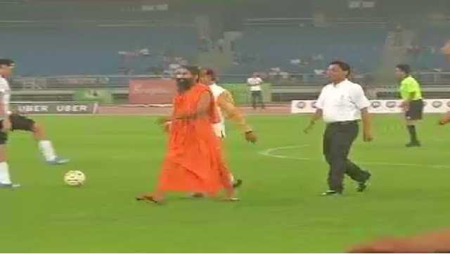 नई दिल्ली: योगगुरू बाबा रामदेव ने खेला फुटबॉल
