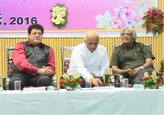 MCU में पहुंचे FTII के चेयरमैन गजेंद्र चौहान का छात्रों ने किया विरोध