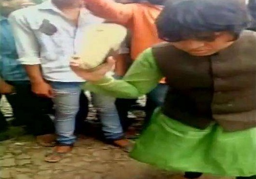 सोशल एक्टीविस्ट तृप्ती देसाई ने सरेआम युवक को पीटा