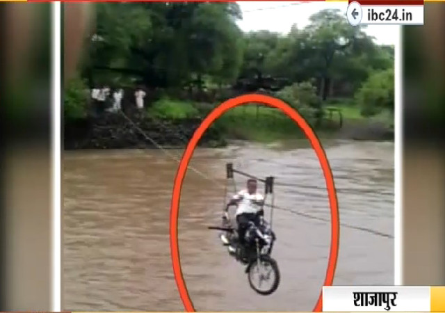 शाजापुरः जान जोखिम में डालकर नदी पार कर रहे लोग