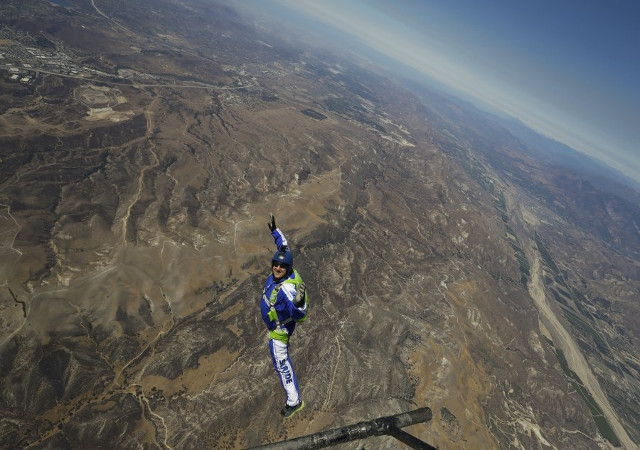 बिना पैराशूट के 25 हजार फीट से लगा दी छलांग!