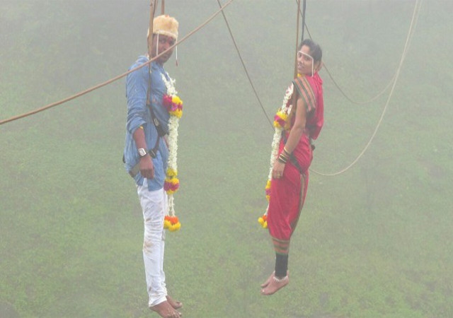 अनोखी शादीः हवा में लटकर बंधन में बंधे प्रेमी जोड़े!