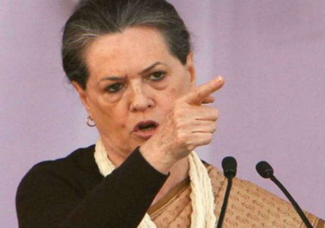 PM मोदी के गढ़ में सोनिया कांग्रेस ने किया रोड शो, तबीयत खराब होने पर वापस लौटने का फैसला