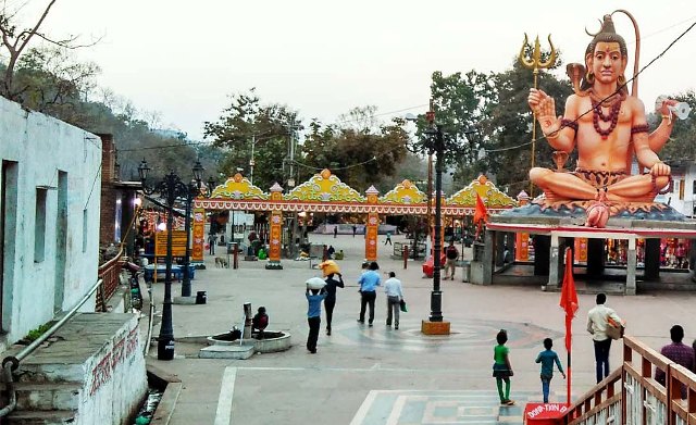 छतरपुर: जटाशंकर धाम के धर्मशाला के उपर चट्टान गिरने से 2 की मौत, 7 लोग घायल