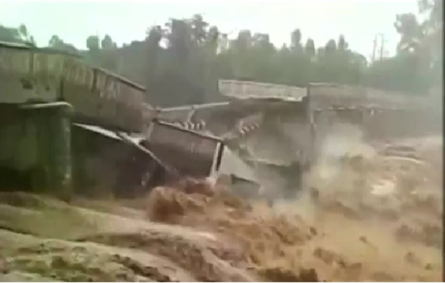 हिमाचल: कांगड़ा स्थित 44 साल पुराना पुल बारिश में बहा. WATCH VIDEO..