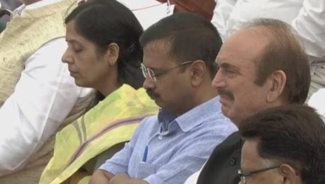 नई दिल्ली: प्रधानमंत्री नरेंद्र मोदी के भाषण के दौरान उंघते नजर आए अरविंद केजरीवाल