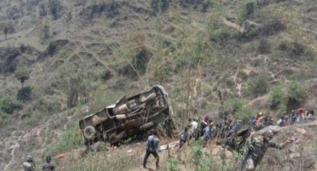 नेपाल: पहाड़ी से 500 फीट नीचे गिरी बस, 33 यात्रियों की मौत, 28 घायल