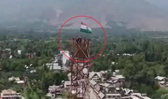 दक्षिण कश्मीर: जान की परवाह किए बगैर जवान ने पाकिस्तान का झंडा निकाल फहराया तिरंगा