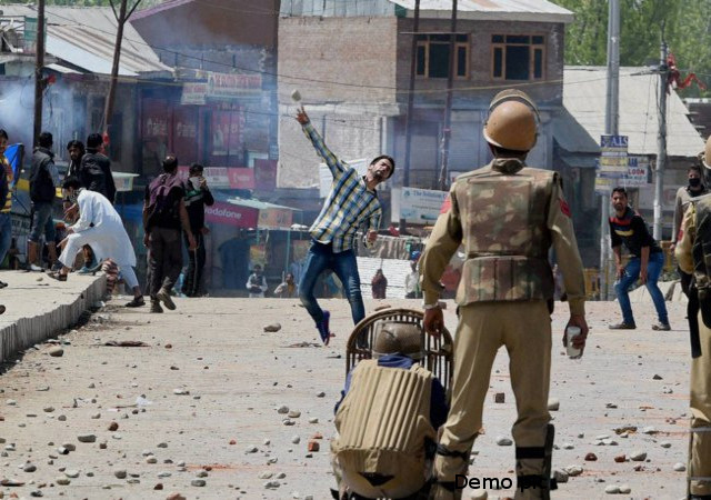 J&K: सुरक्षाबलों पर ग्रेनेड से हमला, ASP समेत 18 जवान घायल