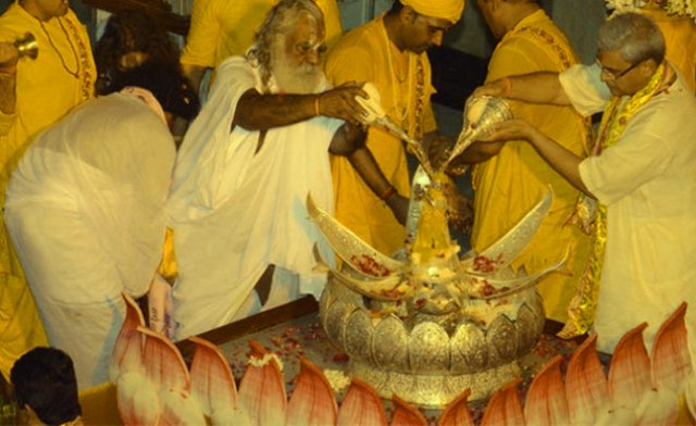 मथुरा में चांदी के कमल में प्रकट हुए श्रीकृष्ण