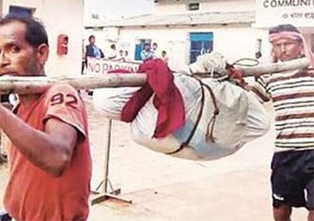 ओडिशा: इंसानियत फिर हुई शर्मसार, लाश की हड्डी तोड़ बनाई गठरी