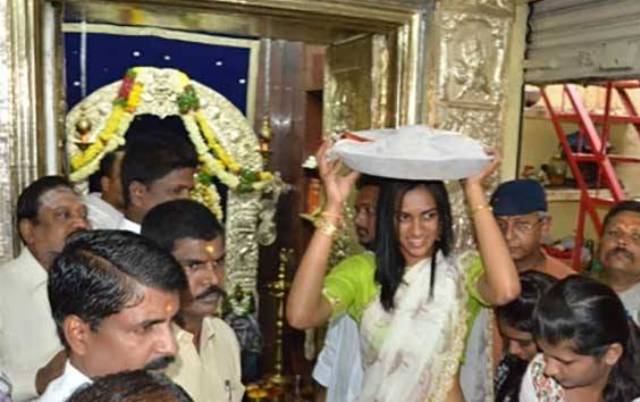 हैदराबाद: पीवी सिंधु ने महाकाली मंदिर में की पूजा-अर्चना