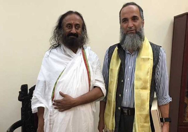 श्रीश्री रविशंकर से मिले बुरहान वानी के पिता, बोले- इलाज के लिए गया था