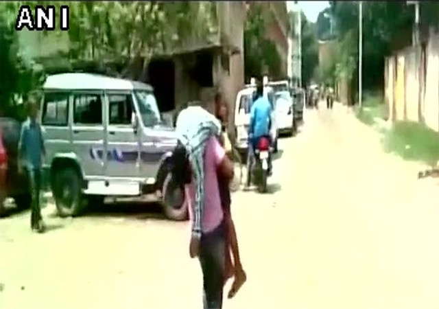 इलाज नहीं मिलने पर पिता के कंधे पर बीमार बेटे ने तोड़ा दम