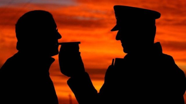 शराब पीकर वाहन चलाने वालों पर पुलिस की कार्रवाई