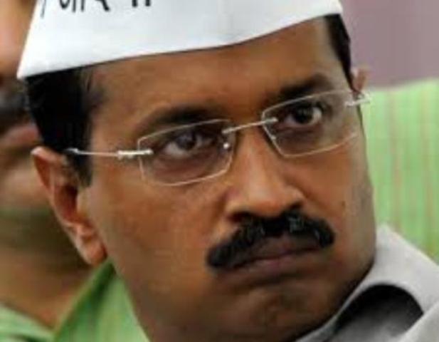 नई दिल्ली: रेलवे स्टेशन पर अरविंद केजरीवाल को महिलाओं ने दिखाई चूड़ियां