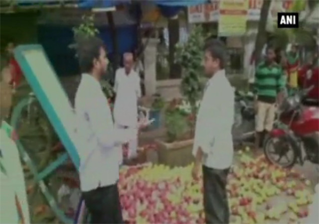 मुंबई: मनसे कार्यकर्ताओं ने उत्तर भारतीय फलवाले को पीटा, फलों से लदा ठेला पलटा