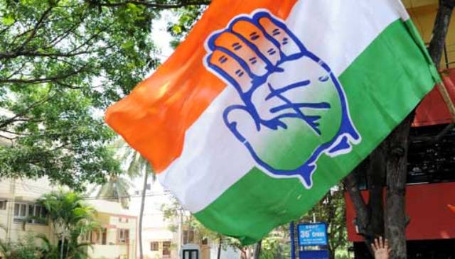 कांग्रेस ने DME ऑफिस के सामने किया प्रदर्शन, निजी मेडिकल कॉलेजों की फीस बढ़ोतरी का विरोध
