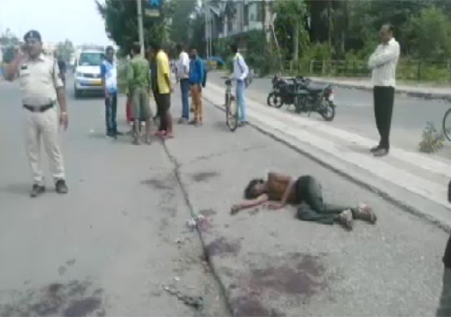 इंदौर: सड़क पर कराहता रहा घायल शख्स, तमाशबीन बने रहे लोग