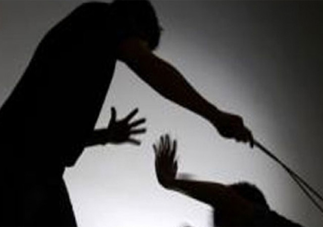 हैवानियतः चोरी का आरोप लगाकर नाबालिग को पीटा, बाल मुड़कर शरीर पर लिखा चोर