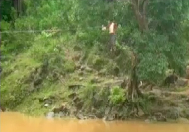 बस्तर के गांव की तस्वीर तो देखिए, रस्सी पर झूलकर उफनती नदी को पार करते हैं ग्रामीण