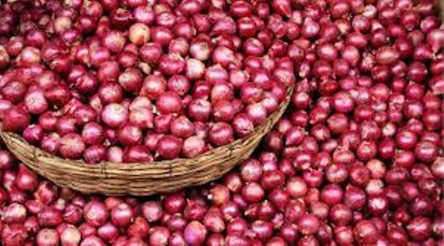 प्याज की कम होती कीमत ने किसान और कारोबारियों की आंखों में आंसू ला दिए