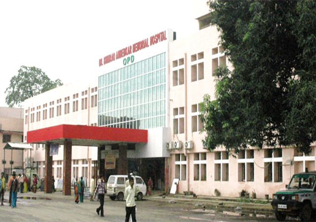 अस्पताल की तीसरी मंजिल से महिला ने लगाई छलांग, मौत