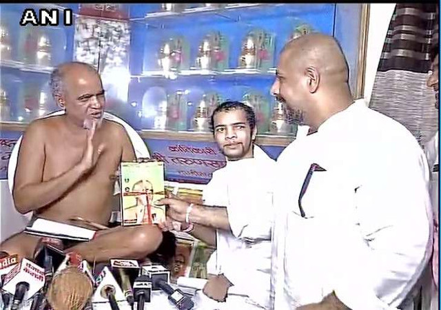 जैन मुनि तरुण सागर से डडलानी ने मांगी माफी, पहुंचे उनके दरबार