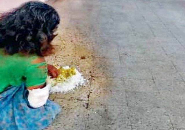 शर्मनाकः रांची के सरकारी अस्पताल में मरीज को परोसा फर्श पर खाना